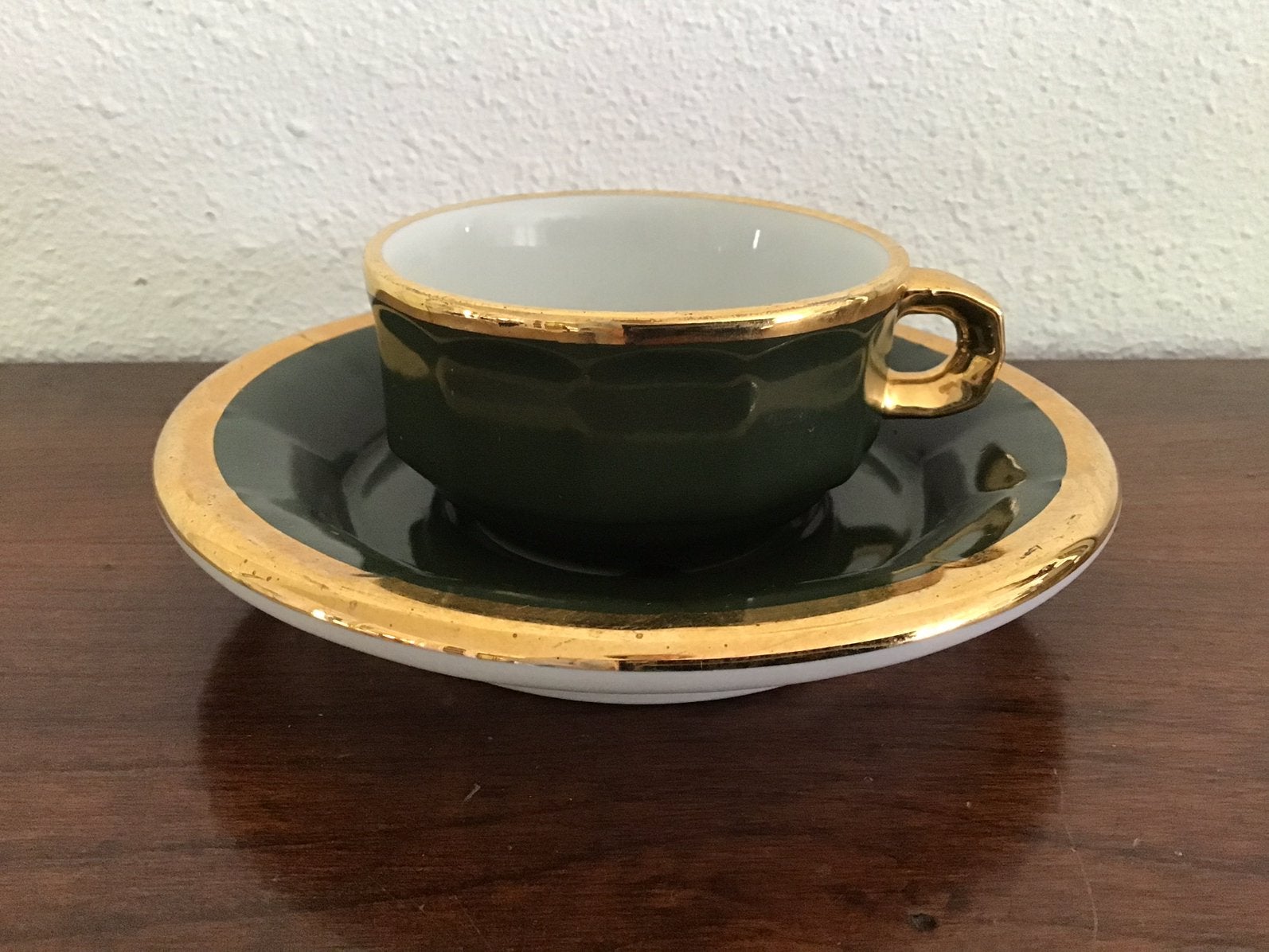 2 x Pillivuyt Espresso kop en schotel. Groen - goud., Ophalen of Verzenden, Zo goed als nieuw, Overige stijlen, Kop(pen) en/of Schotel(s)
