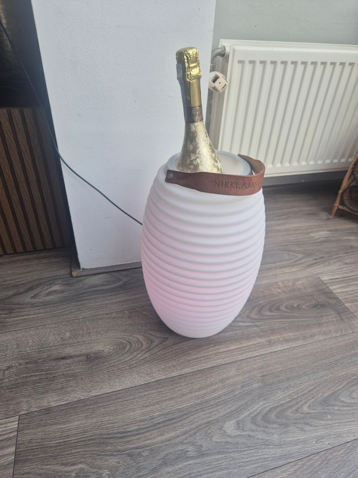 Nikki.Amsterdam The.Lampion Wijnkoeler & Muziekbox, Audio, Tv en Foto, Overige merken, Bluetooth, Ophalen of Verzenden, Zo goed als nieuw
