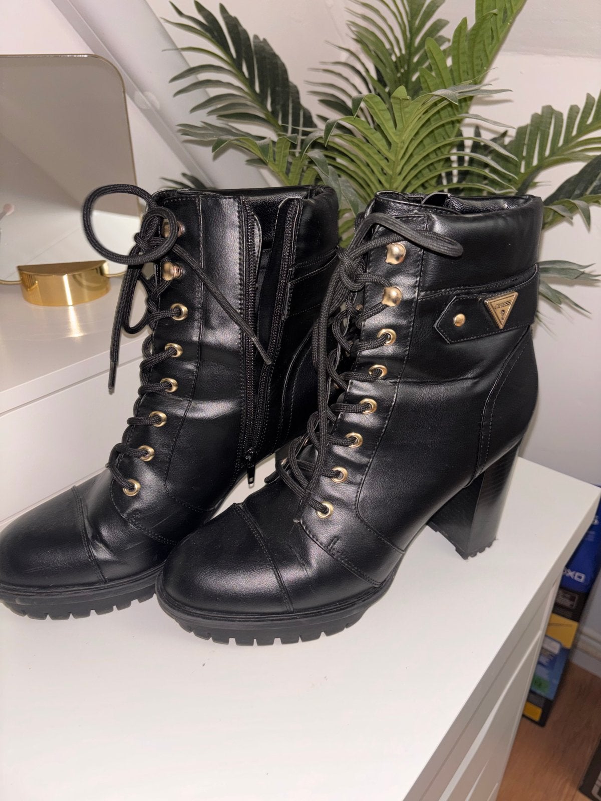 Guess korte laarzen met gouden details, maat 40, Ophalen, Gedragen, Zwart, Lage of Enkellaarzen