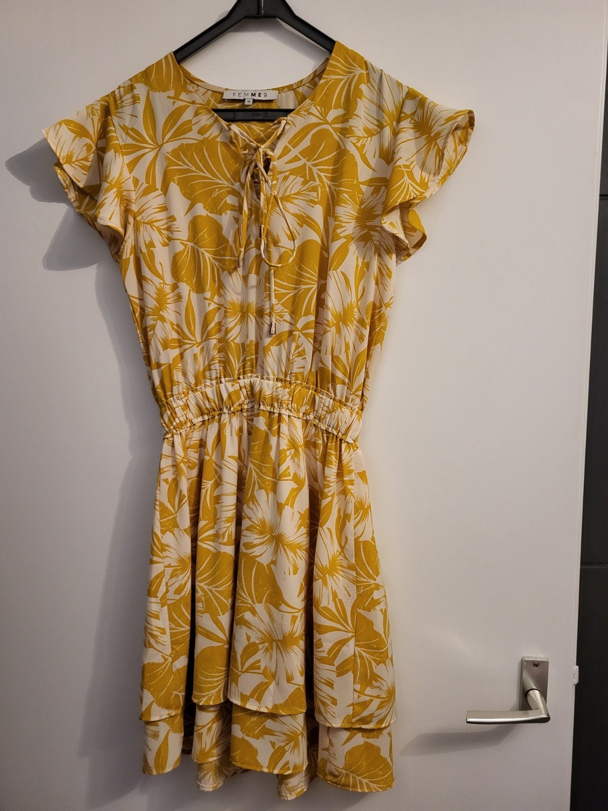 Zomerjurk Femme9 met bladprint - Maat XS, Femme9, Geel, Ophalen of Verzenden, Zo goed als nieuw