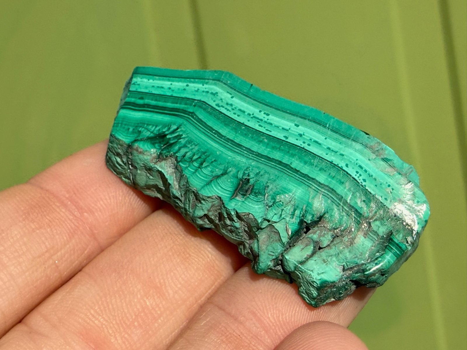 Nr 34 Malachiet schijfje slab plak mineralen, Ophalen of Verzenden, Mineraal