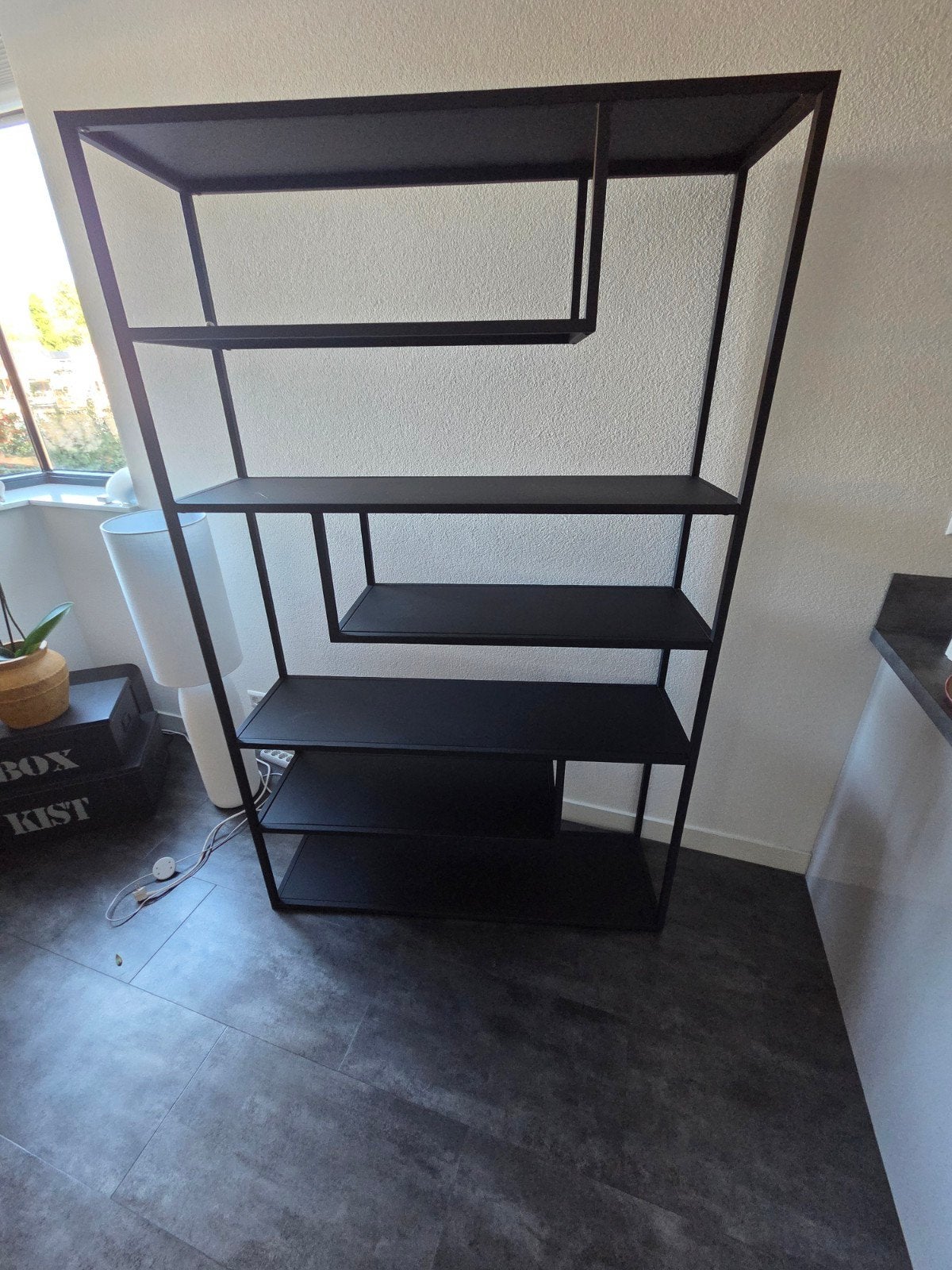 Gratis af te halen: Zwarte open kast (120x180 cm), Ophalen, Met plank(en), Gebruikt, 100 tot 150 cm