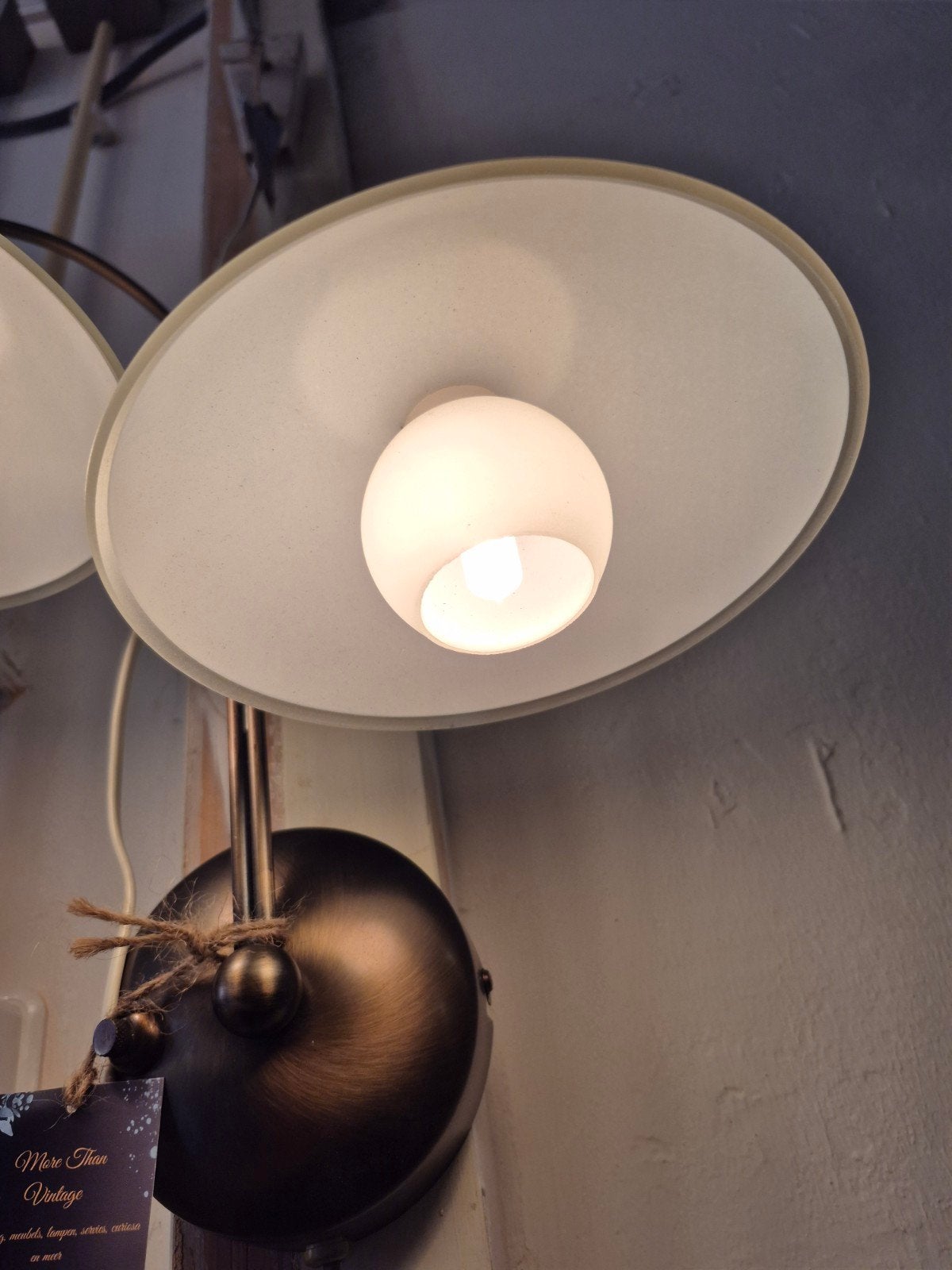 Vintage (steinhauer) met twee melkglazen kappen, Huis en Inrichting, Lampen | Wandlampen, Gebruikt, Bruin, Indirect licht, E14 (klein)