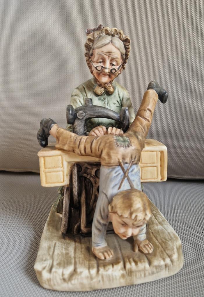 Grootmoeder naait broek van kleinzoon, Verzamelen, Beelden en Beeldjes, Ophalen of Verzenden, Dier