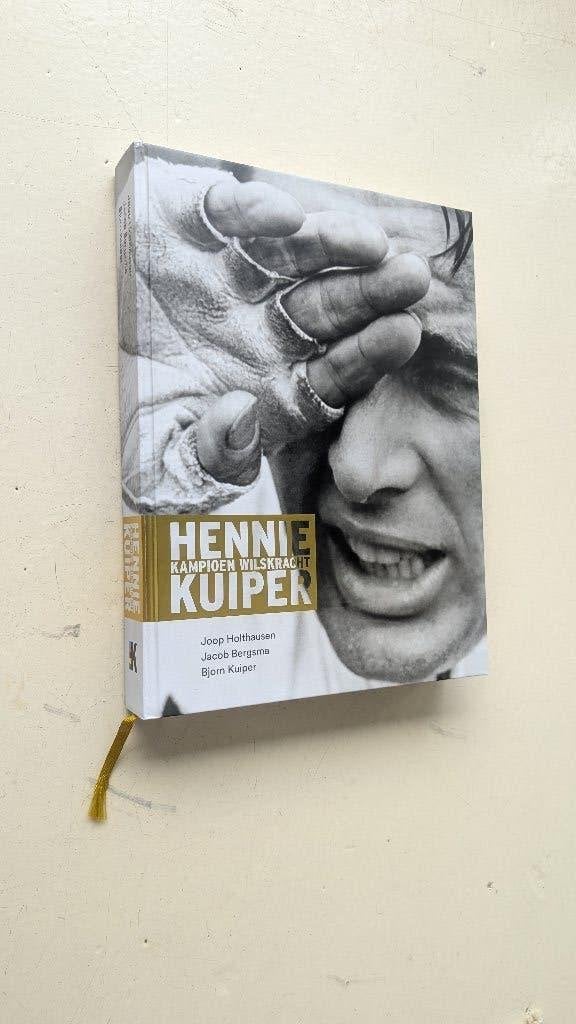 Hennie Kuiper Kampioen Wilskracht boek  + memorabilia in box, Lopen en Fietsen, Ophalen of Verzenden, Zo goed als nieuw, Joop Holthausen, Jacob Bergsma en Bjorn Kuiper.