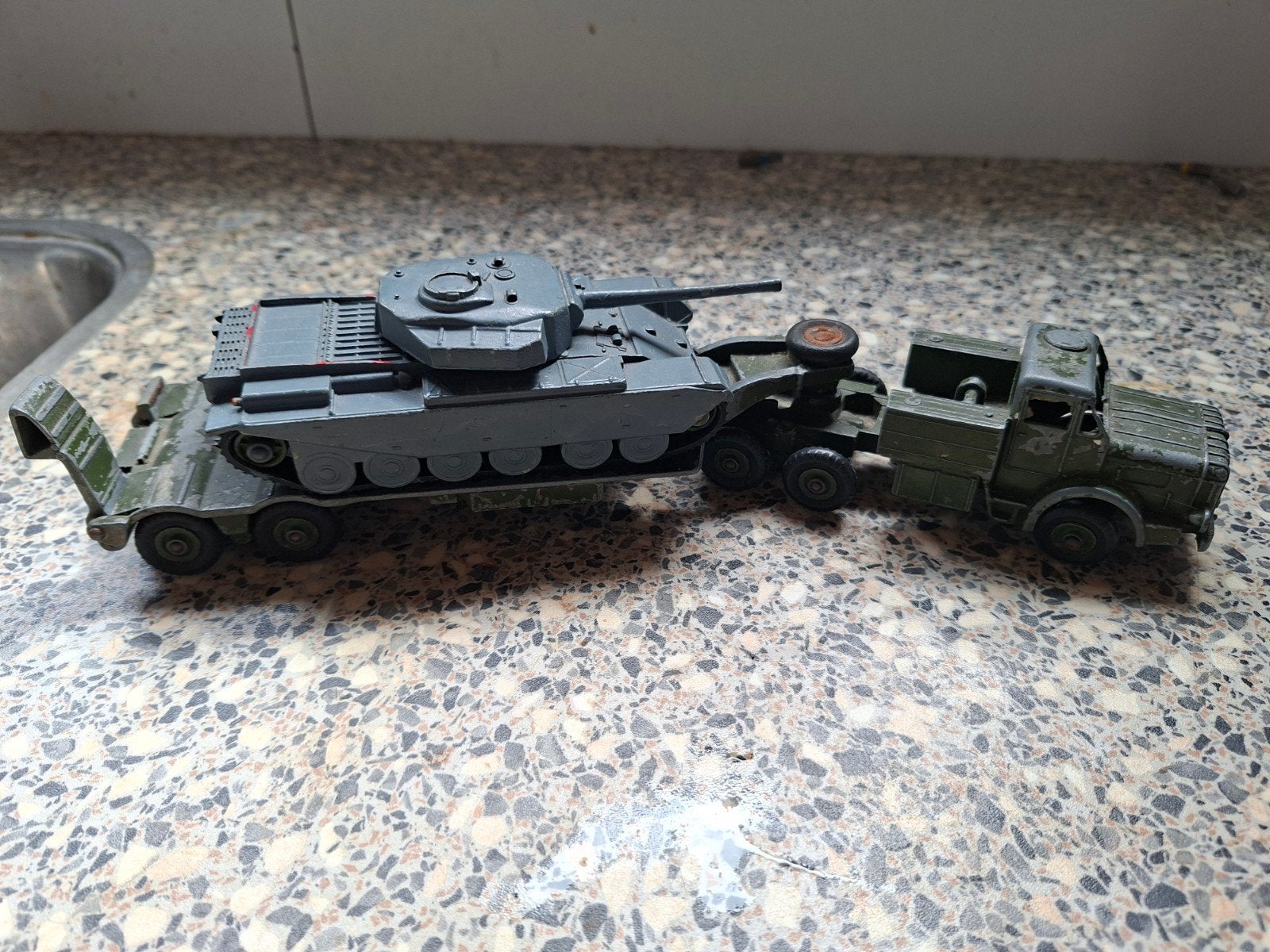 Dinky toy  centurion tank op transporter, Ophalen of Verzenden, Gebruikt