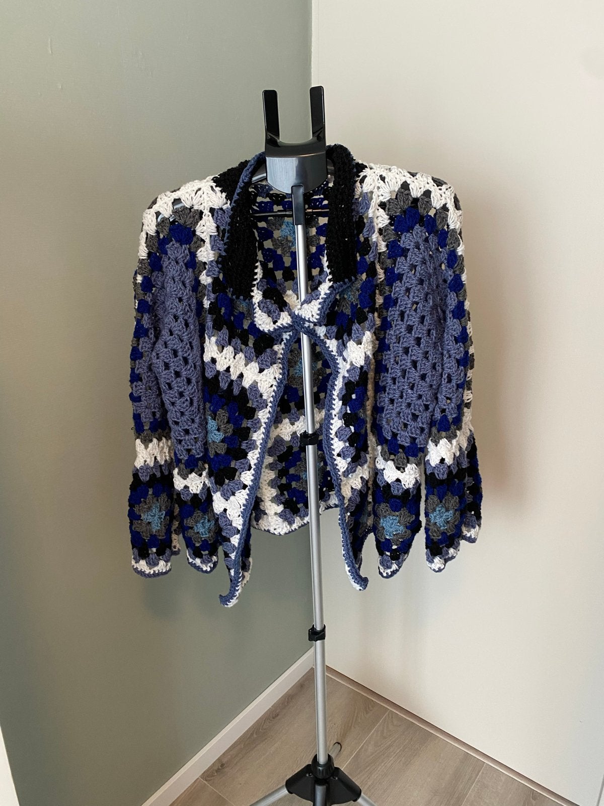 Handgemaakt gehaakt vest in blauw, wit en zwart, Verzenden, Nieuw, Maat 46/48 (XL) of groter, Blauw