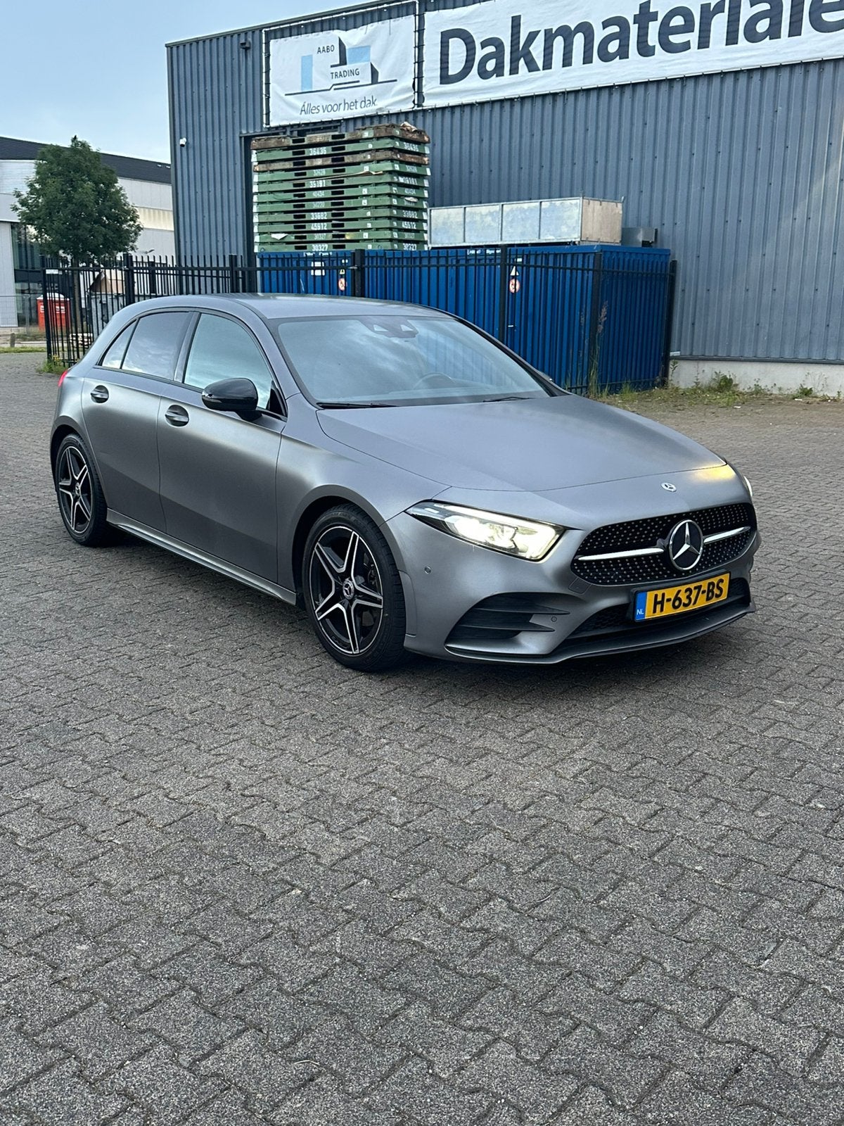 Mercedes-Benz A-Klasse A 180 AMG line136pk 7G-DCT 2020 Grijs, Auto's, 136 pk, 680 kg, 4 cilinders, Origineel Nederlands
