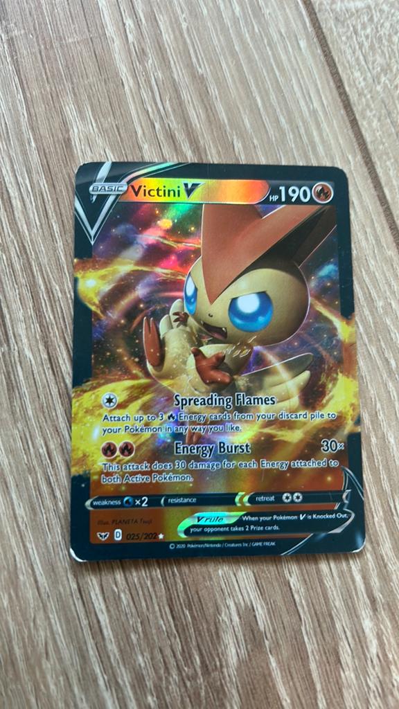 Victini v, Hobby en Vrije tijd, Verzamelkaartspellen | Pokémon, Ophalen of Verzenden, Zo goed als nieuw