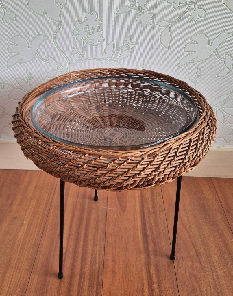 te koop: bijzettafel rieten mand glazen kom vintage jaren 50, Huis en Inrichting, Overige materialen, Minder dan 55 cm, Gebruikt