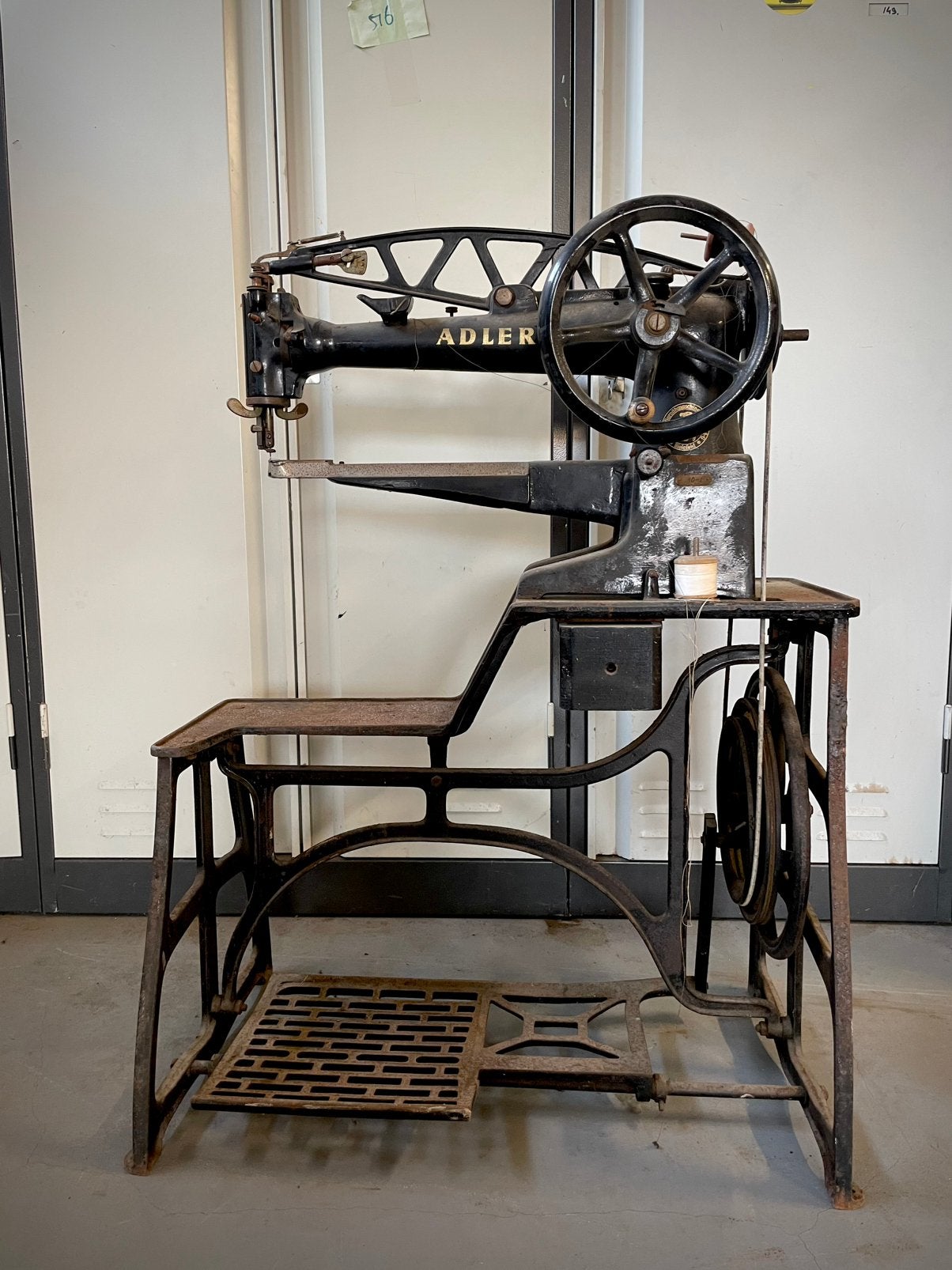 Adler antieke schoenmakers naaimachine, Ophalen