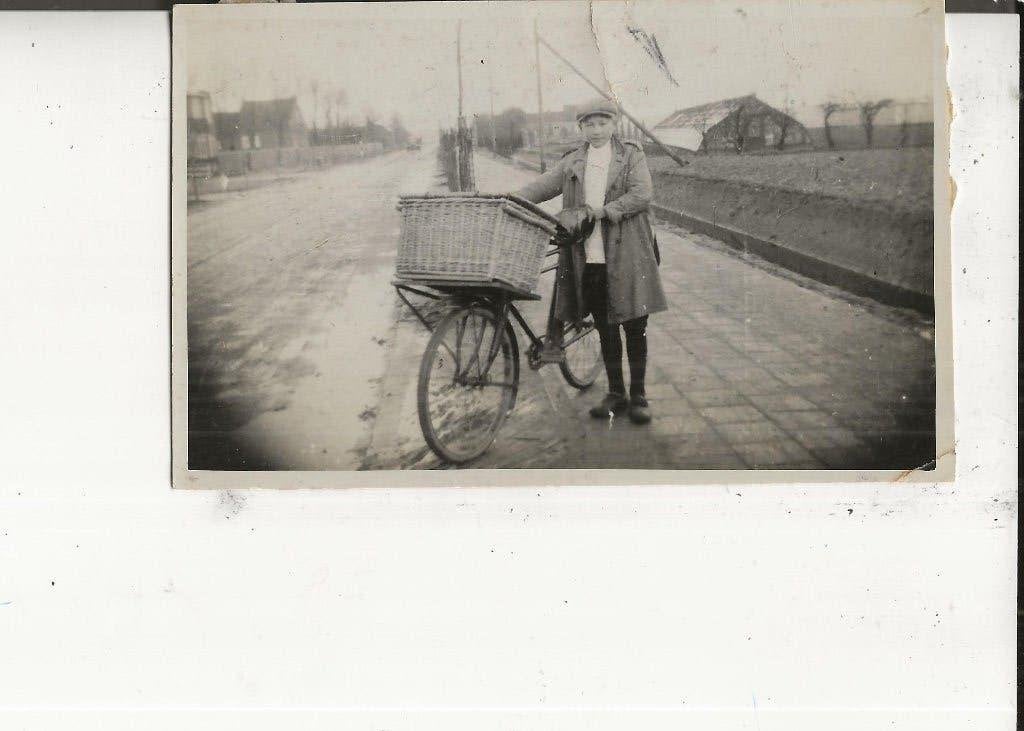 Wateringen Kerklaan met slagersknecht Jacob Fotokaart 1928, Ophalen of Verzenden, 1920 tot 1940, Ongelopen, Zuid-Holland