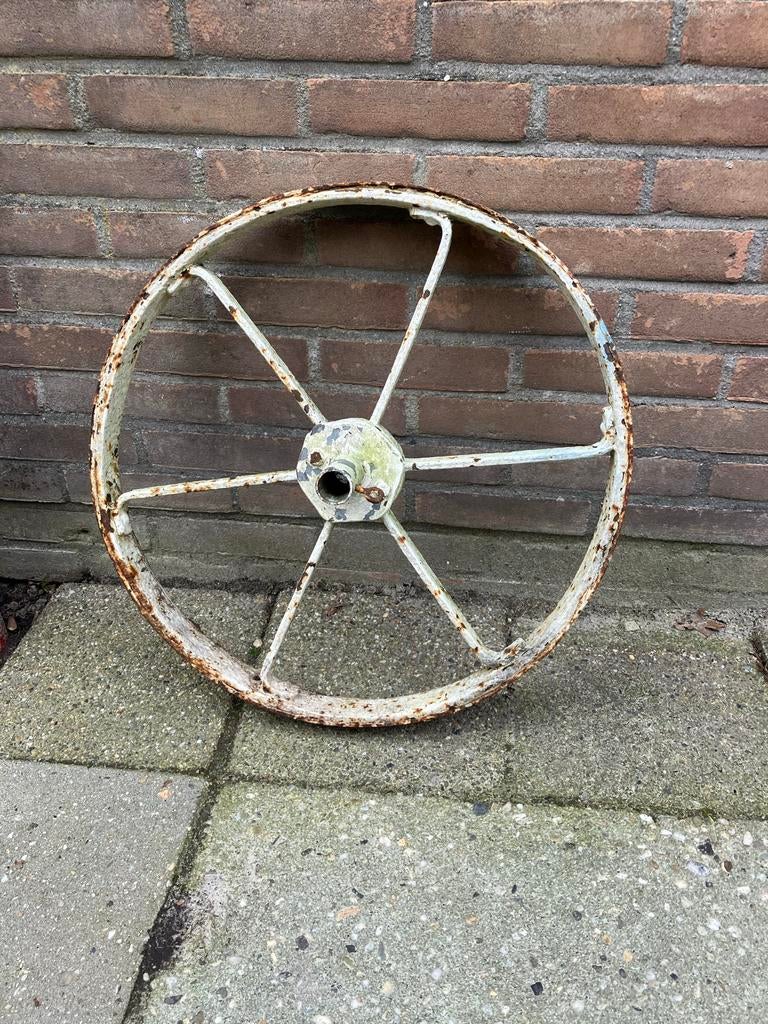 Èen metalen wagenwiel - omtrek 55 cm, Antiek en Kunst, Antiek | Overige Antiek, Ophalen