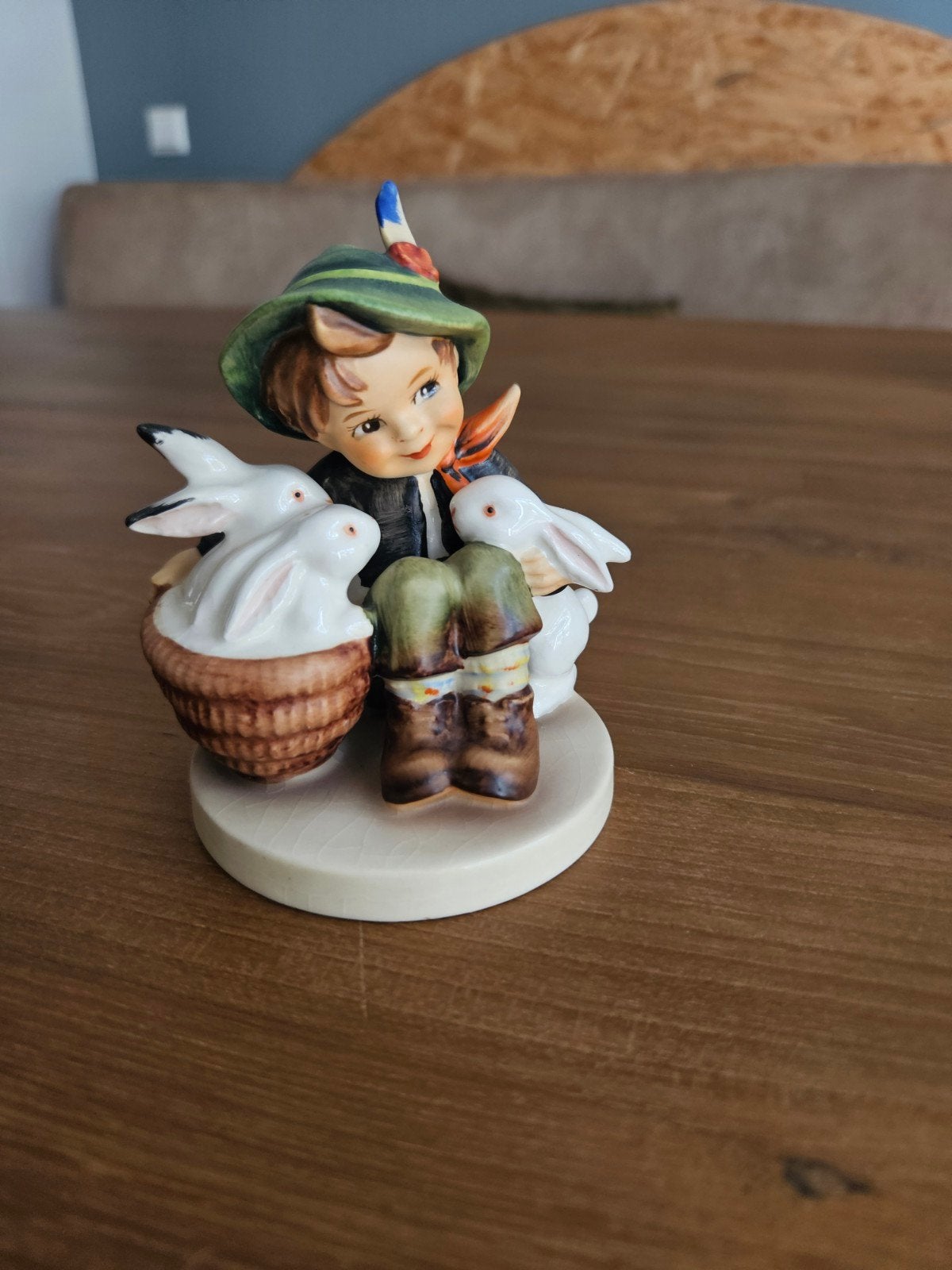 Goebel Hummeltje Jongen met Konijntjes - Vintage Beeldje, Antiek en Kunst, Ophalen of Verzenden