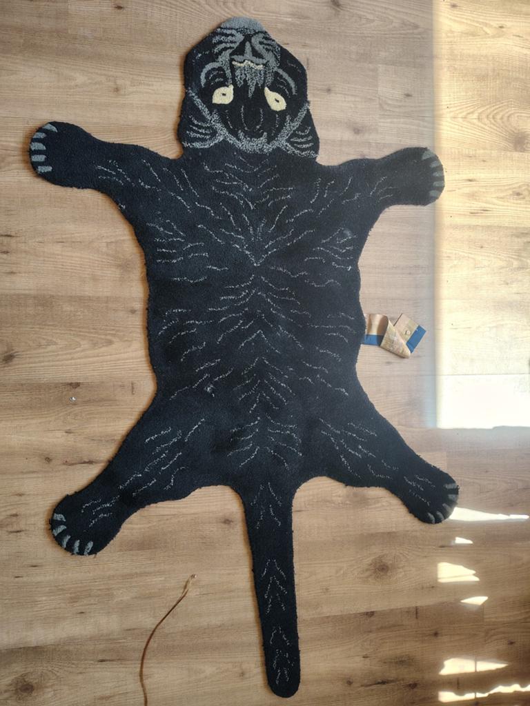 Doing Goods Tapis Amis Panter Vloerkleed Zwart - 160x97cm, Gebruikt, Dierenprint, Speels, Modern, Zwart, 150 tot 200 cm