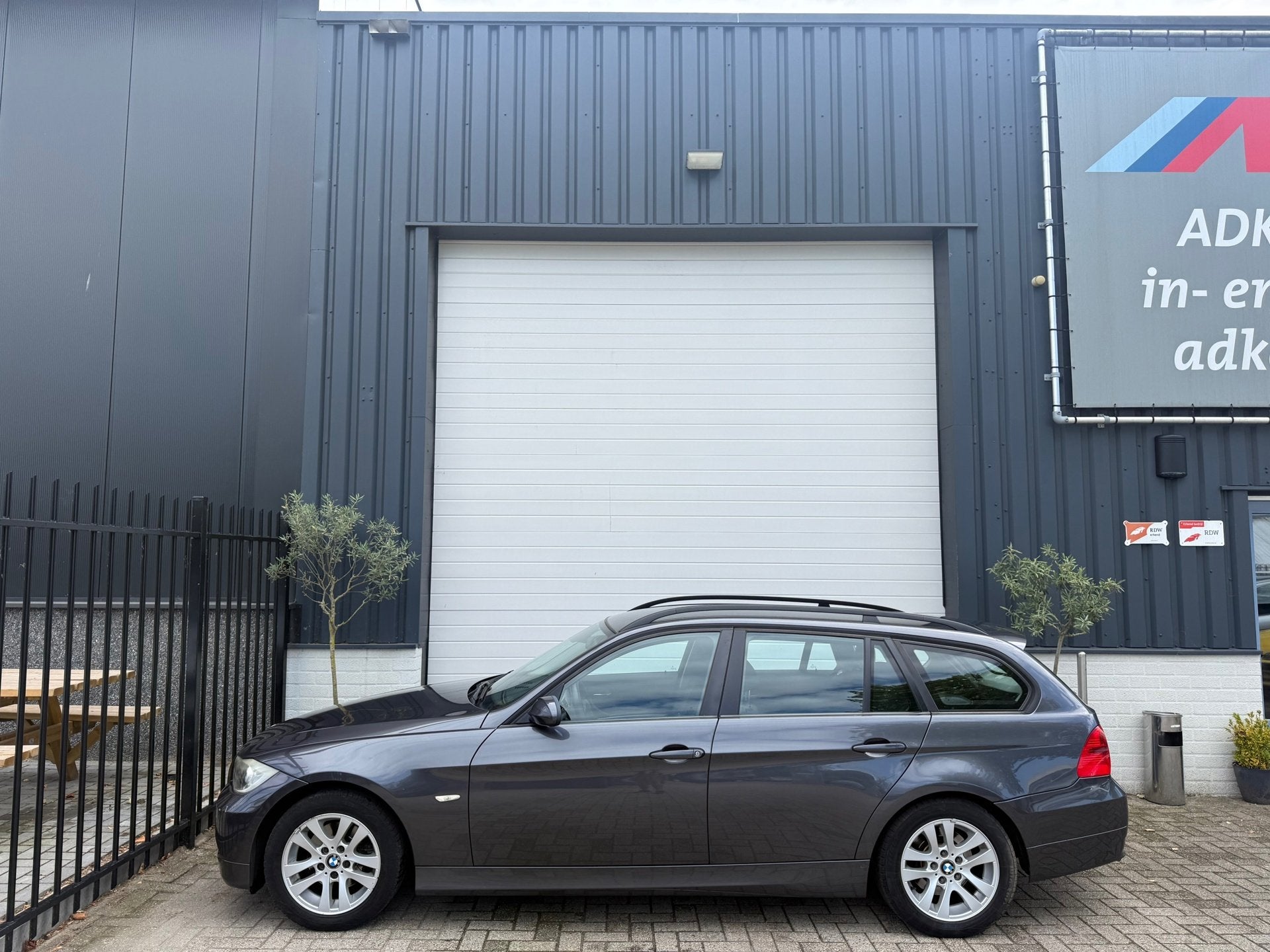 BMW 3-serie Touring 318i TREKHAAK/CLIMA/CRUISE/PDC/MOOIE AUT, 13 km/l, Zwart, 4 cilinders, 129 pk