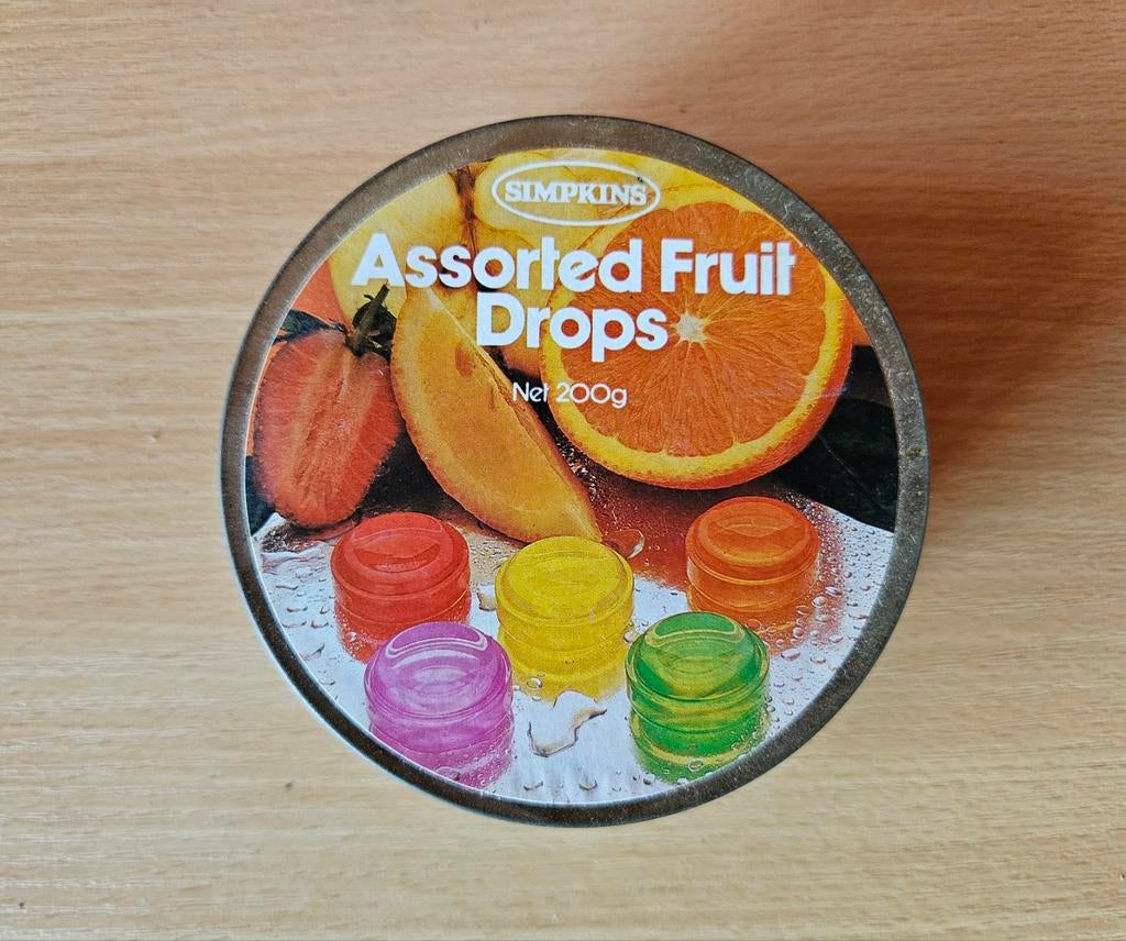 Rond blikje van Simpkins Assorted Fruit Drops, Verzamelen, Blikken, Ophalen of Verzenden, Gebruikt, Overige, Overige merken