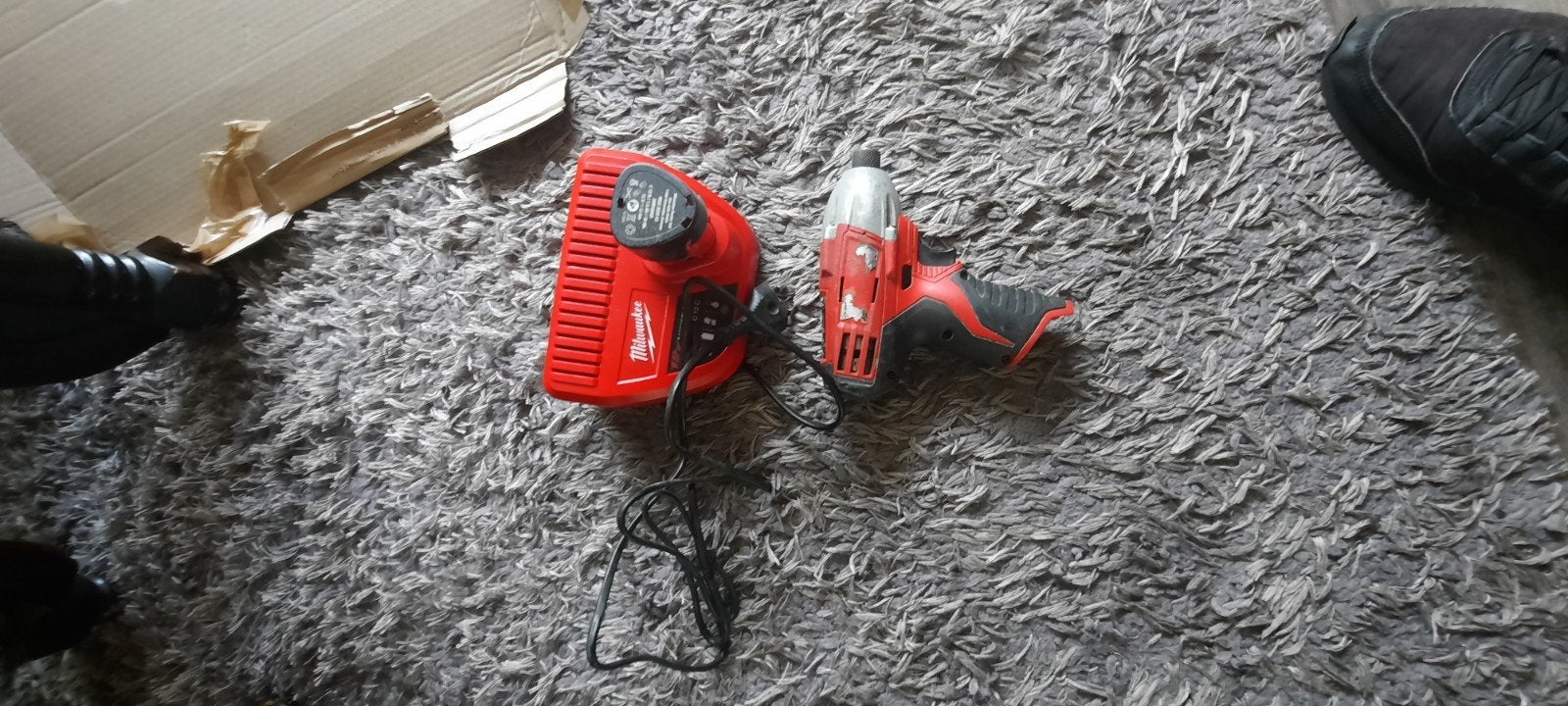 Milwaukee 12V Accu Slagmoermachine met Oplader, Ophalen of Verzenden, Gebruikt, Boor- en Schroefmachine