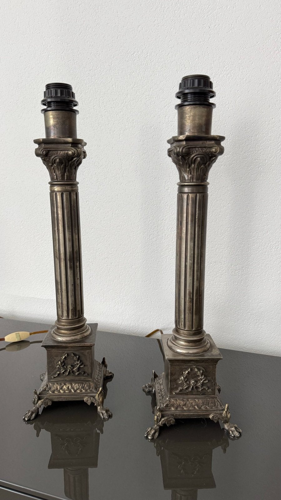 Set van 2 antieke bronzen tafellampen in Korinthische stijl, Ophalen