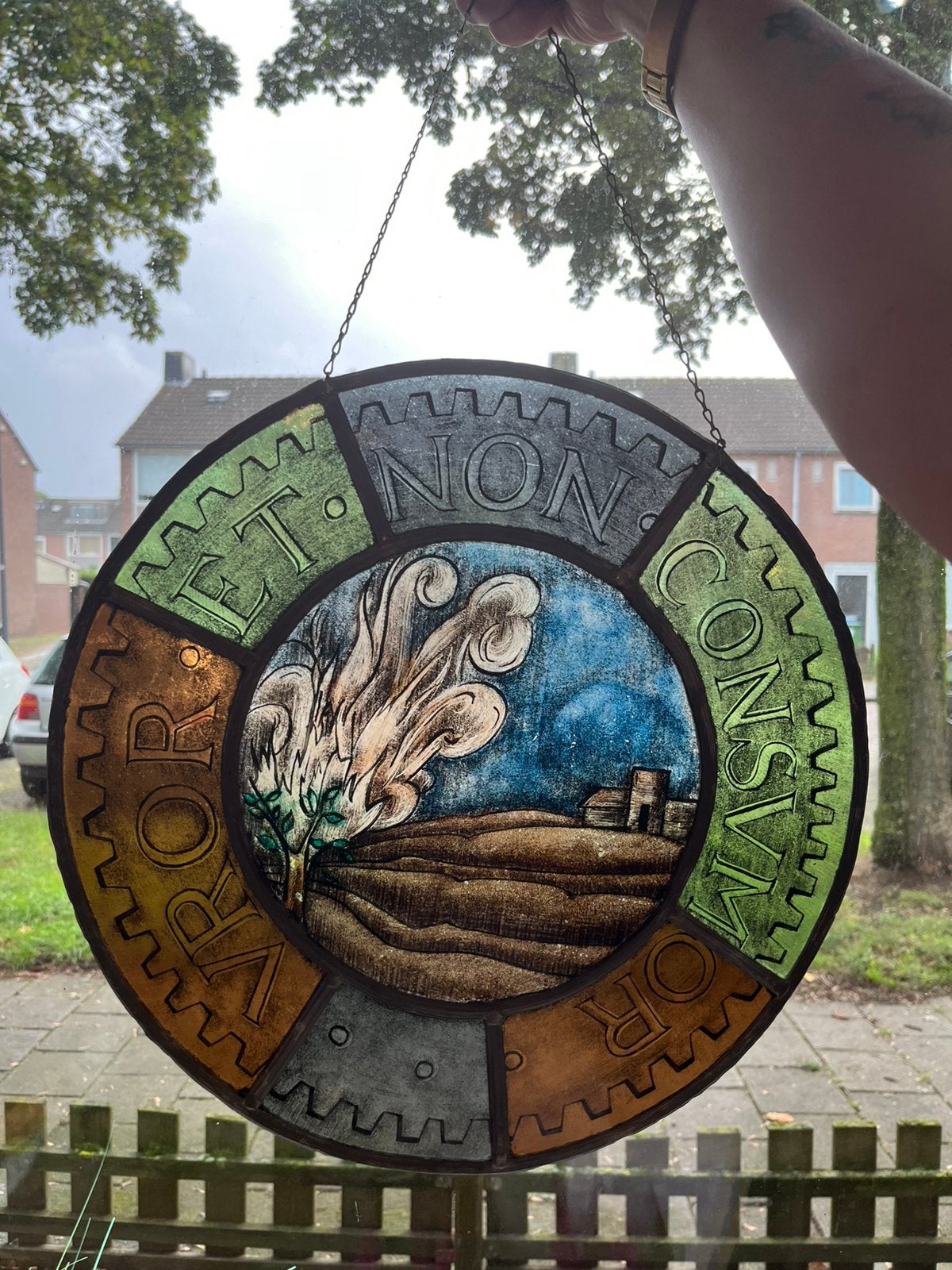 Antieke glas-in-lood raamhanger - Brandend braambos, Ophalen