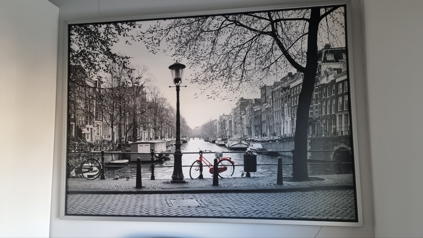 Ikea Amsterdam Schilderij Zwart/Wit met Rode Fiets 101x141cm, Ophalen, Gebruikt, Schilderij, 100 tot 125 cm