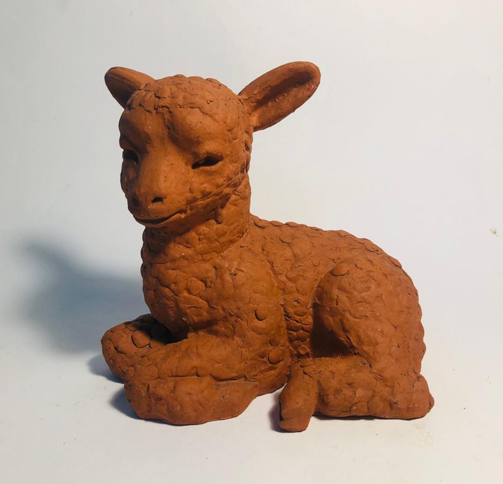 Aardewerken lam, beeldje van een jong schaap, handgemaakt, Verzamelen, Beelden en Beeldjes, Ophalen of Verzenden, Zo goed als nieuw