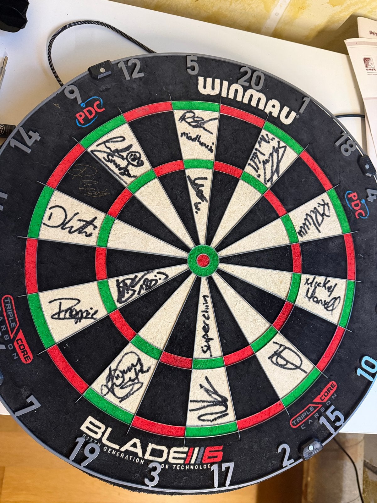 Gesigneerd Winmau Blade 6 Triple Core PDC Dartbord, Ophalen of Verzenden, Zo goed als nieuw