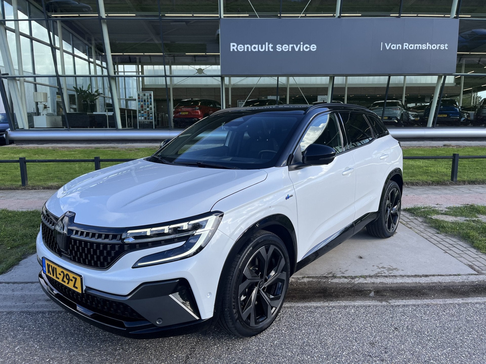 Renault Austral 1.2 E-Tech full hybrid 200PK iconic esprit A, Auto's, Gebruikt, 1199 cc, Wit, Bedrijf