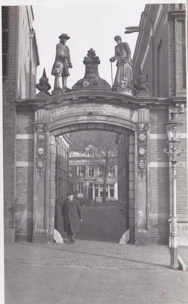 18913 Poort tehuis Ouden van dagen Zutphen Foto Corn Bessem, Verzamelen, Verzenden, 1940 tot 1960, Ongelopen, Gelderland
