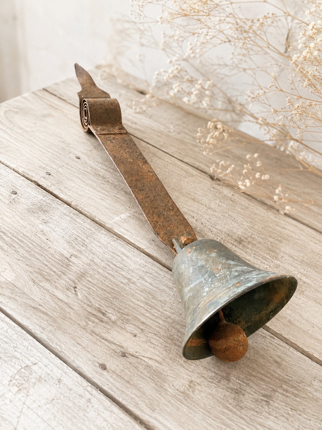 Antieke metalen bel / winkelbel met spiraalvormige houder, Ophalen of Verzenden