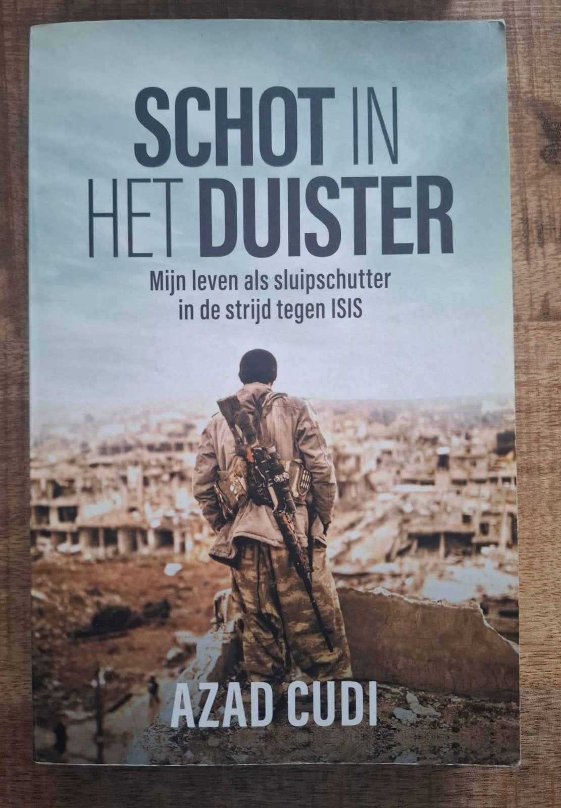Azad Cudi: Schot in het Duisteri, Ophalen of Verzenden, Zo goed als nieuw, Azad cudi, 1945 tot heden