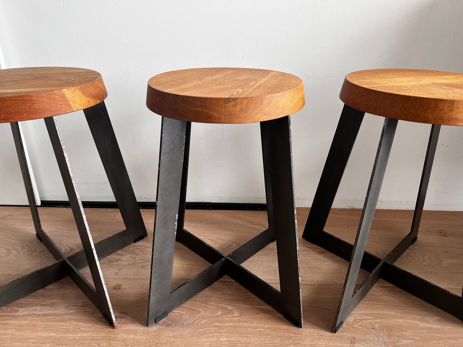 3 unieke industrieel moderne krukjes (staal/hout), Ophalen, Zo goed als nieuw, Hout