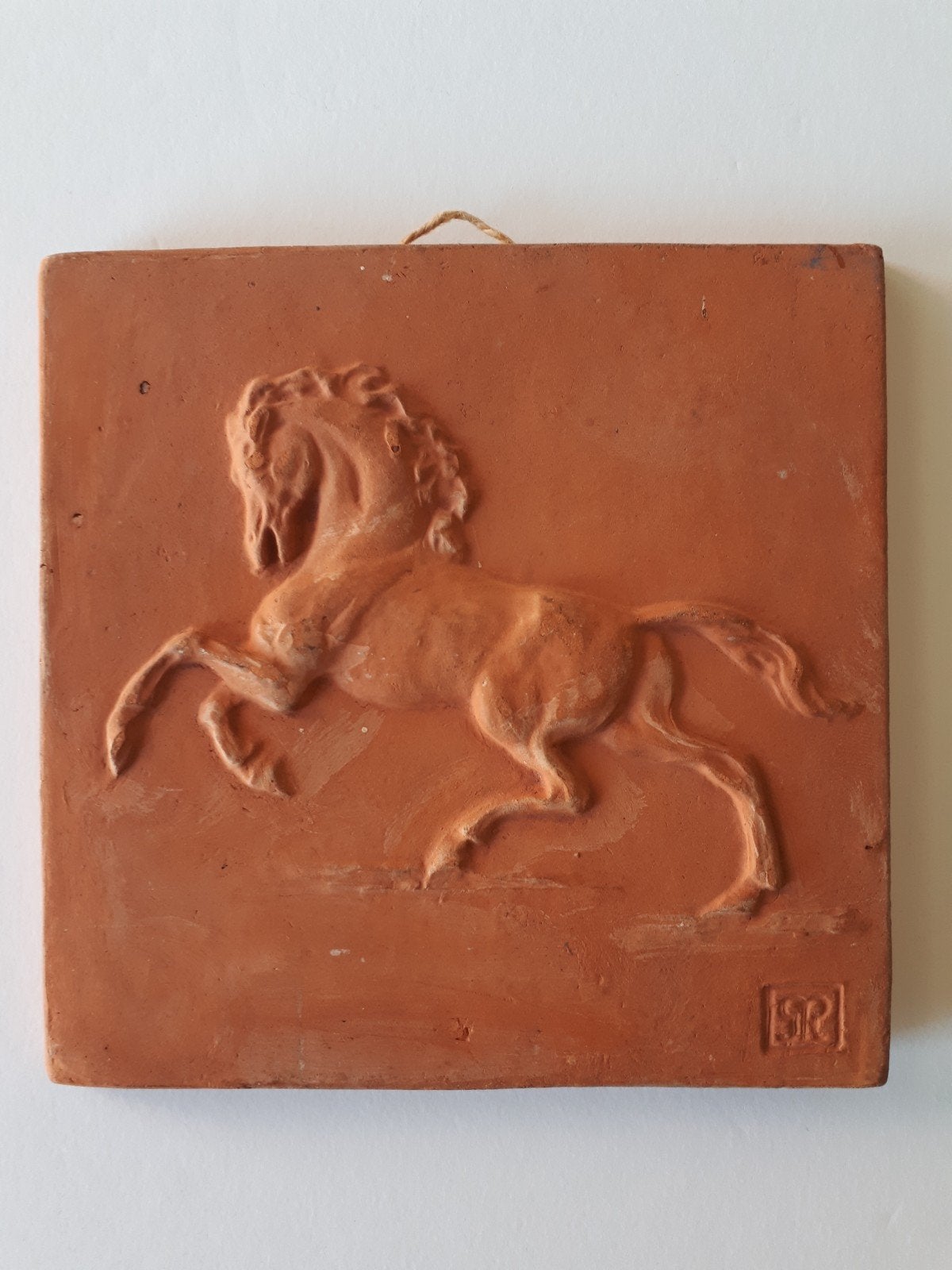 Gra Rueb, Terracotta tegel, Goedewaagen, galopperend paard, Antiek en Kunst, Antiek | Wandborden en Tegels, Ophalen of Verzenden