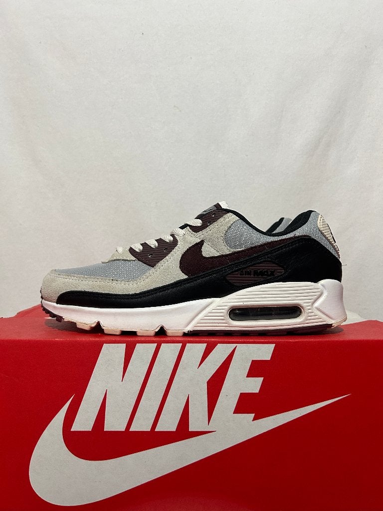 ALS NIEUW! Maat 42 - Nike Air Max 90 Burgundy Crush, Kleding | Heren, Schoenen, Overige kleuren, Verzenden, Nike, Nike