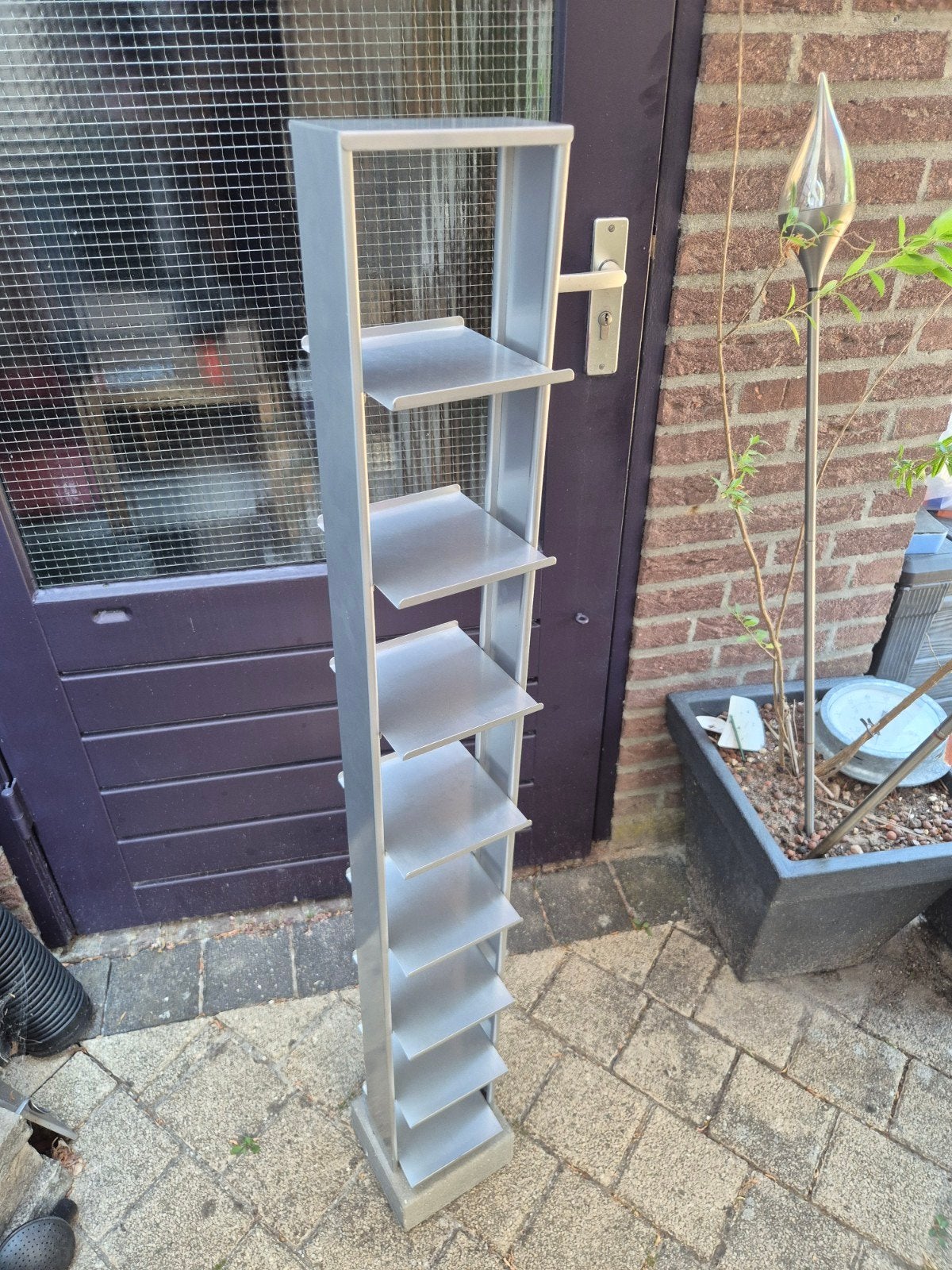 Iconische IKEA Metalen CD rek met betonnen voet, Minder dan 50 cm, Gebruikt, Modern, industrieel, 100 tot 150 cm