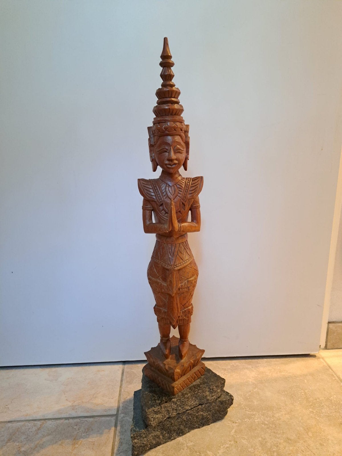 Indonesisch houtsnijwerk op stenen sokkel, Antiek en Kunst, Kunst | Beelden en Houtsnijwerken, Ophalen, 50 - 100 cm, Beeld, Hout