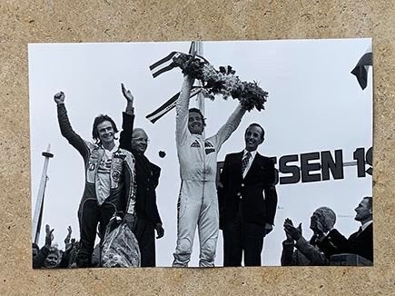 Org z/w foto 20x30 cm winnaar Wil Hartog 25-06-1977 TT Assen, Verzamelen, Verzenden, Nieuw, Motoren