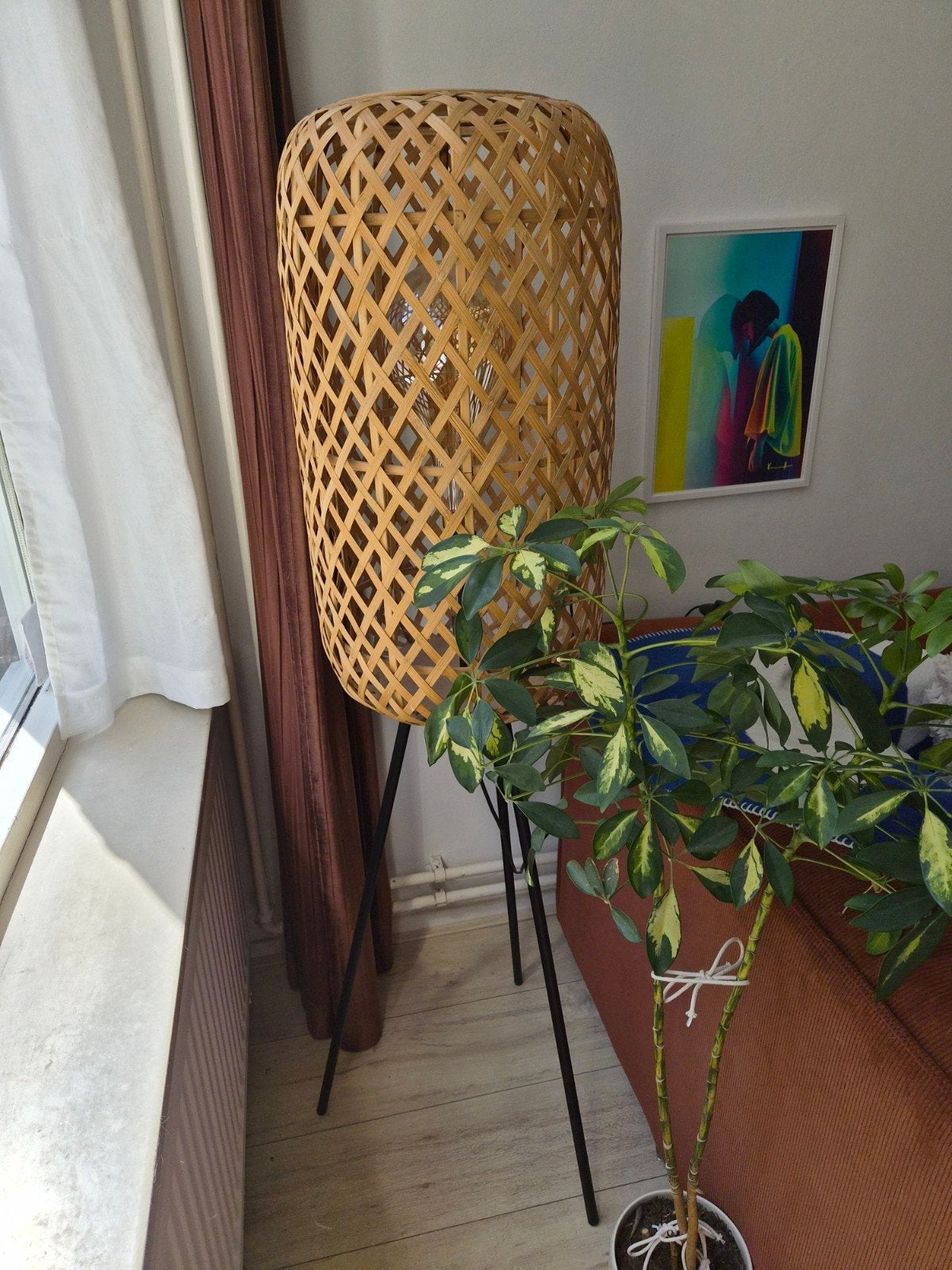 Rotan vloerlamp met industriële E27 gloeilamp, Huis en Inrichting, Lampen | Vloerlampen, Ophalen, Gebruikt, Boho, Industrieel, Modern