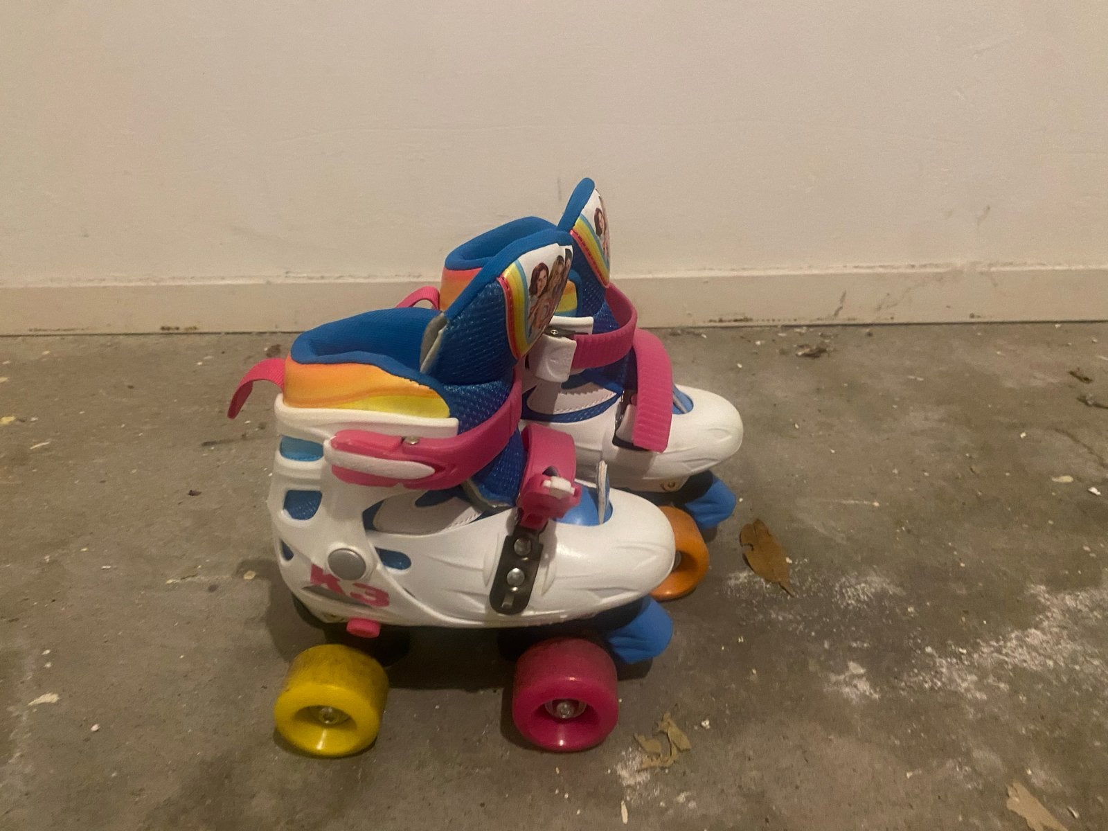 K3 rolschaatsen Studio 100 maat 27-30 verstelbaar, Ophalen, Halfstraat 80, 2627 Schelle, België, Kinderen, Studio 100 NV