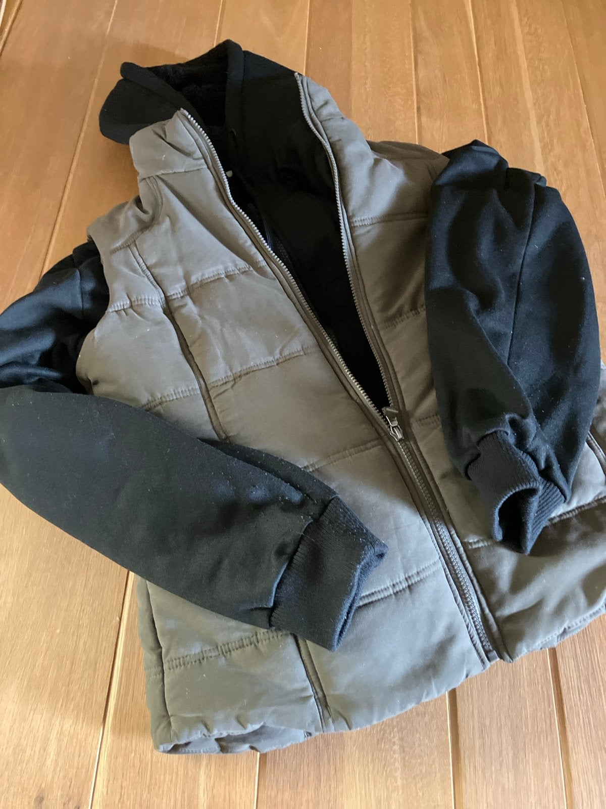 Stoer gewatteerd vest met capuchon en mouwen, Kleding | Dames, Ophalen of Verzenden, Gedragen, Maat 38/40 (M), Grijs