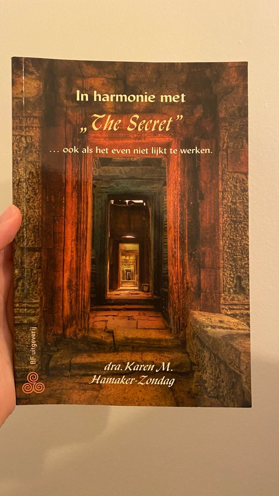 In harmonie met "The Secret" - Karen M. Hamaker-Zondag, Boeken, Ophalen of Verzenden, Gelezen, Spiritualiteit algemeen, Achtergrond en Informatie