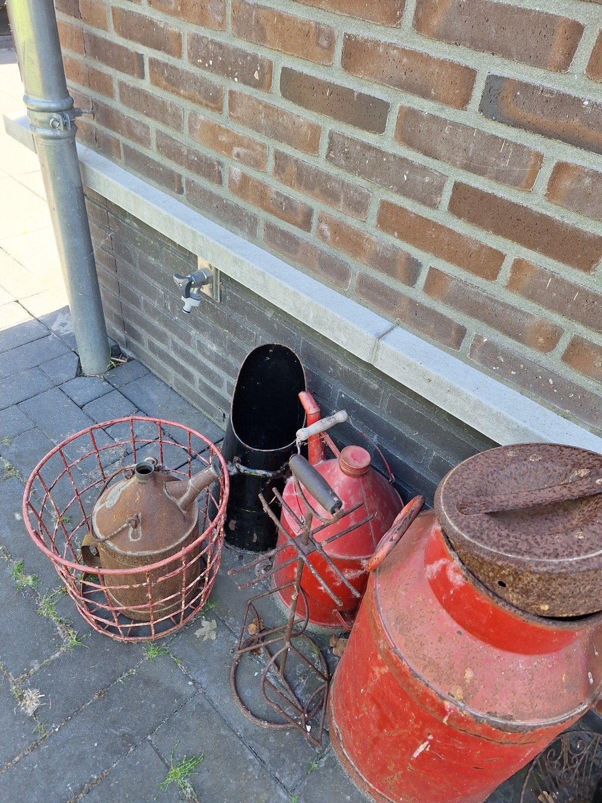 Vintage decoratieve items: melkbus, jerrycans, flessenrek, Ophalen