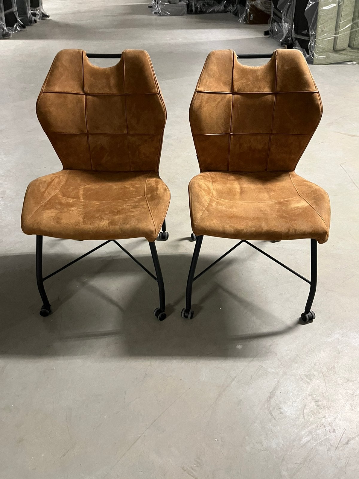 2 eetstoelen op wieltjes in microvezel kleur cognac, Huis en Inrichting, Ophalen, Gebruikt, Twee, Bruin