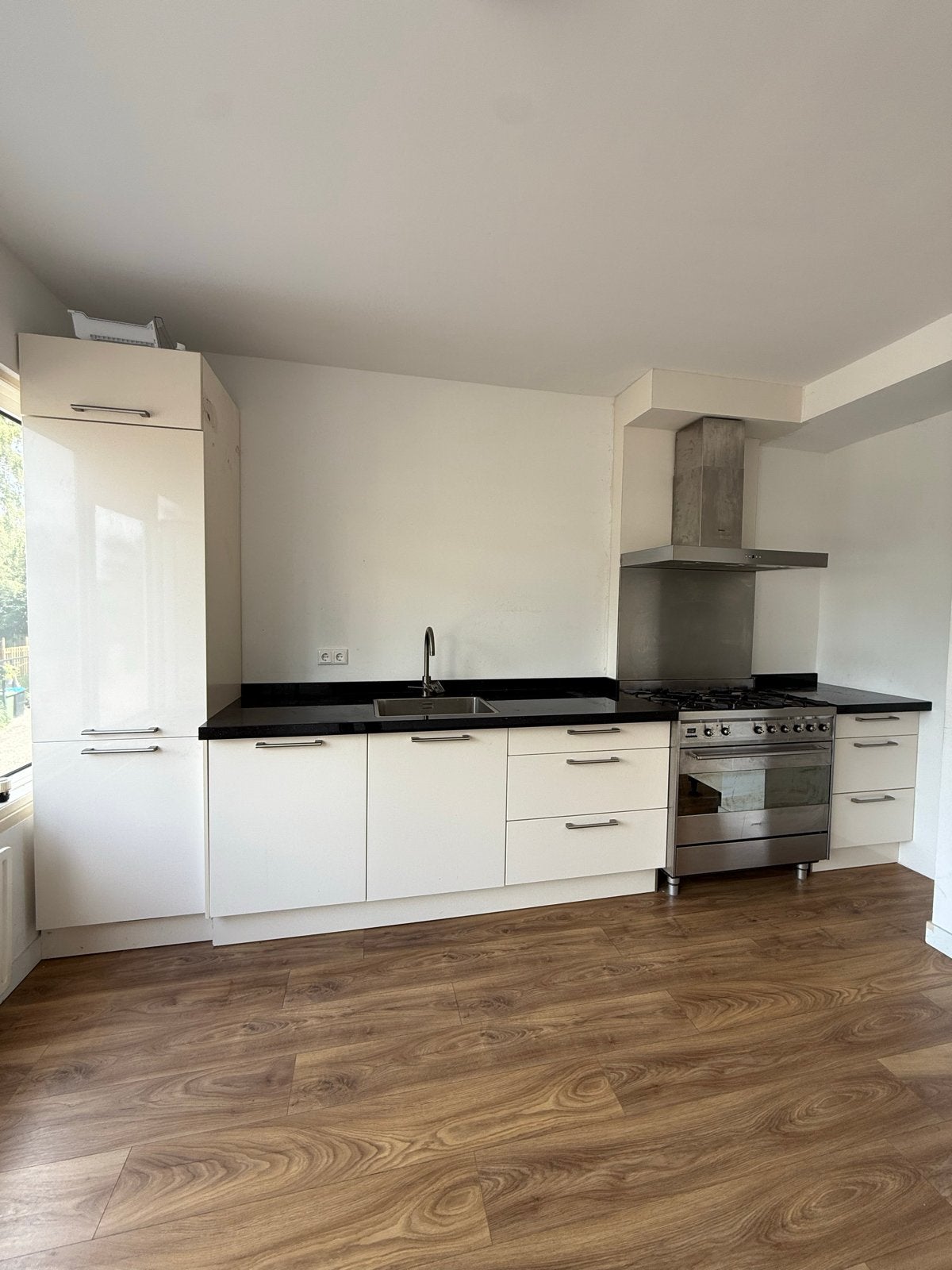Moderne witte keuken met zwart composiet blad en apparatuur, Huis en Inrichting, Keuken | Complete keukens, Zo goed als nieuw