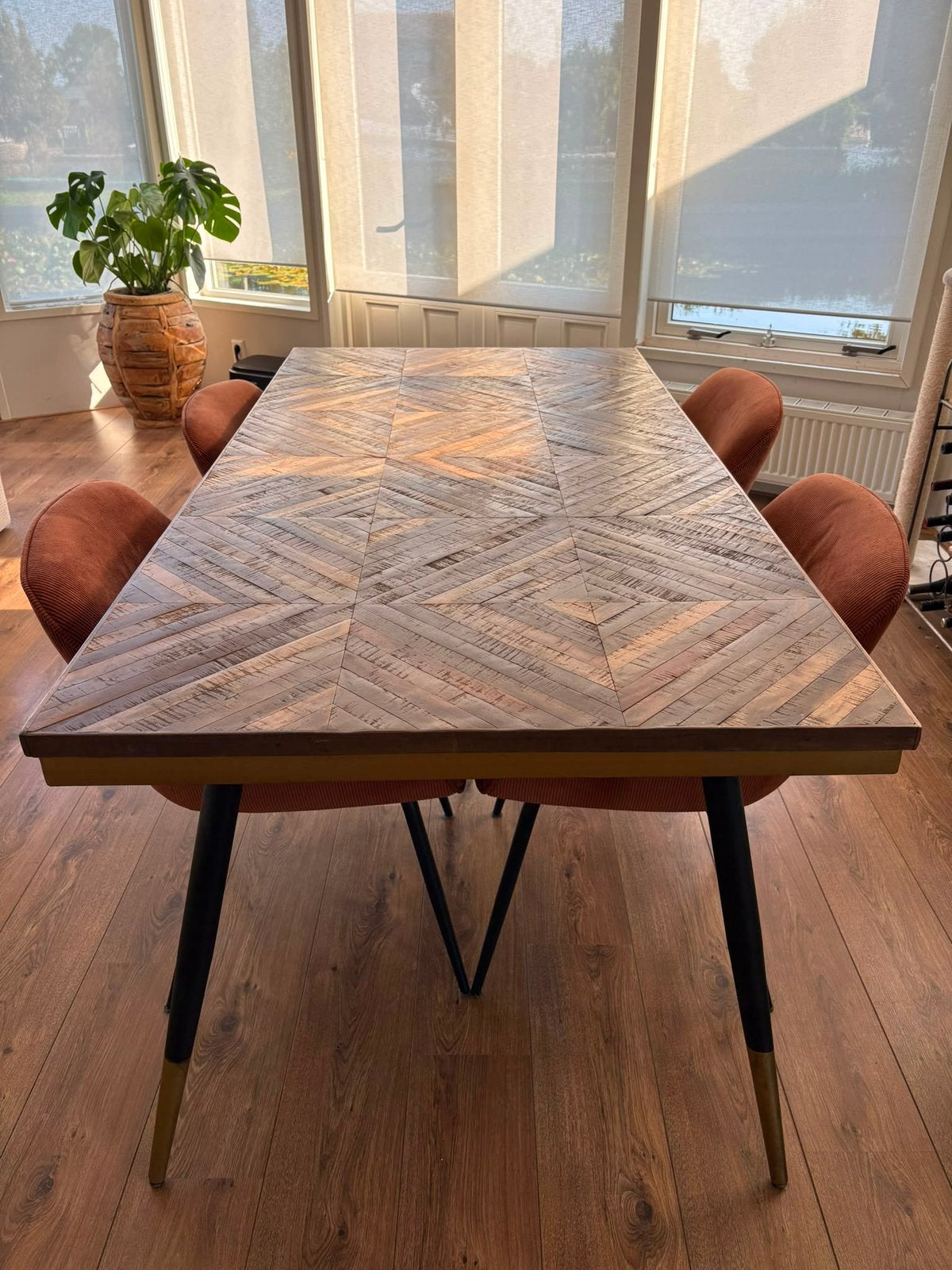 Eettafel visgraat blad met 4 terra ribstof kuipstoel, Huis en Inrichting, Tafels | Eettafels, Gebruikt, 150 tot 200 cm, Rechthoekig