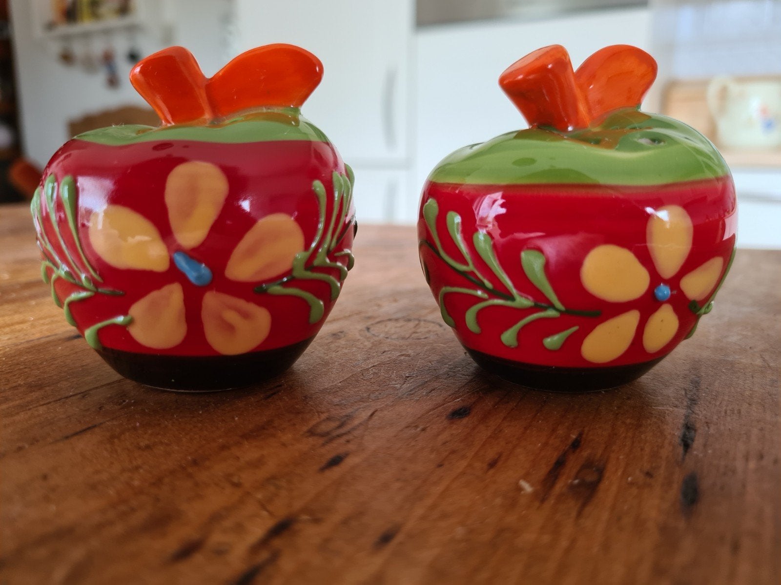 Peper en zoutstel, appelvorm, Spaans aardewerk., Ophalen of Verzenden, Aardewerk, Overige stijlen, Overige typen