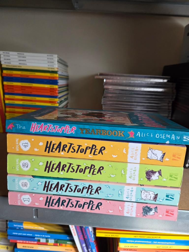 Heartstopper - Complete serie 1 tm 4 + yearbook, Complete serie of reeks, Ophalen of Verzenden, Zo goed als nieuw