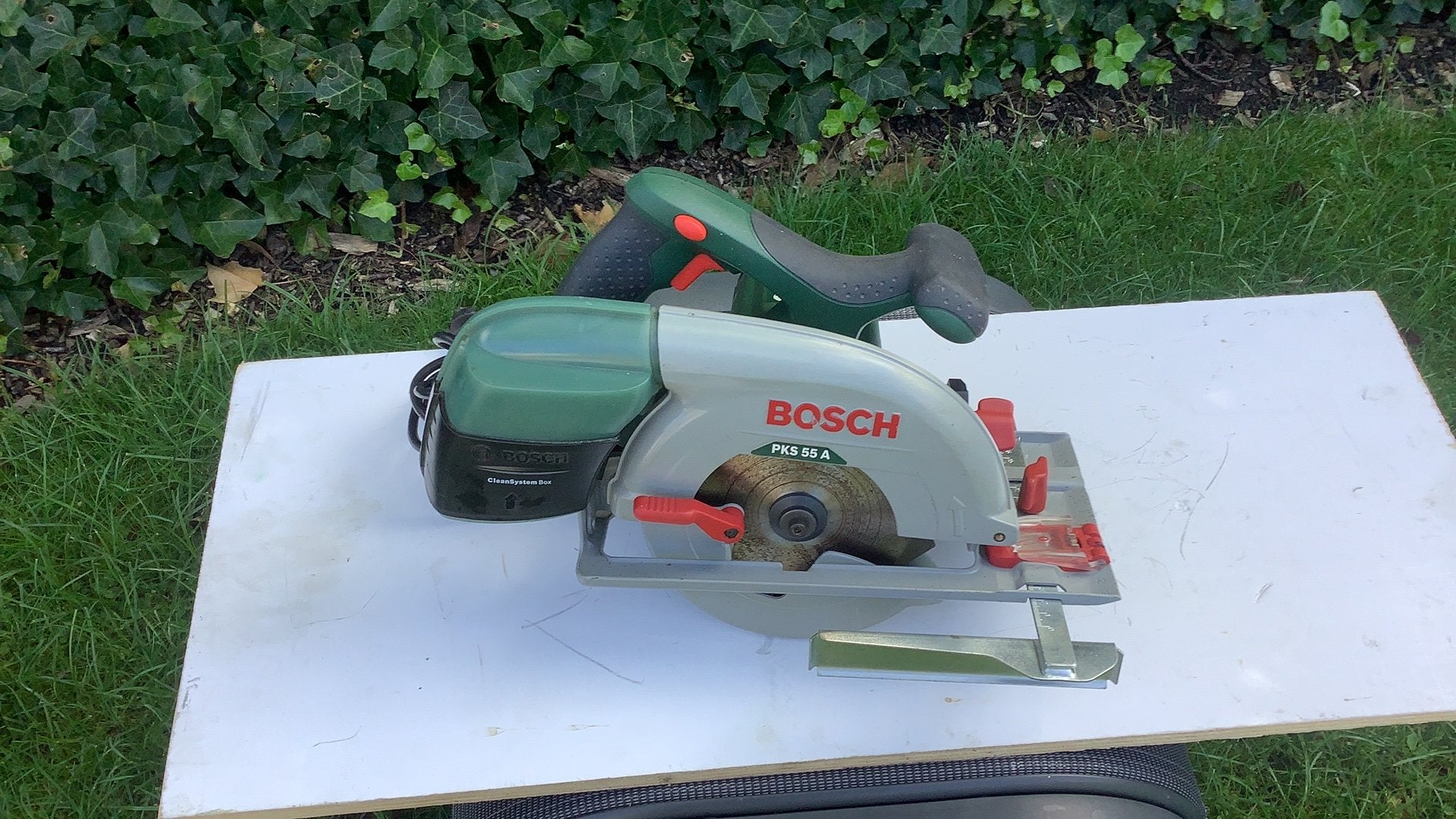 Bosch PKS 55A handcirkelzaag 1200 w met geleider., Cirkelzaag, Ophalen of Verzenden, Zo goed als nieuw, 30 tot 70 mm