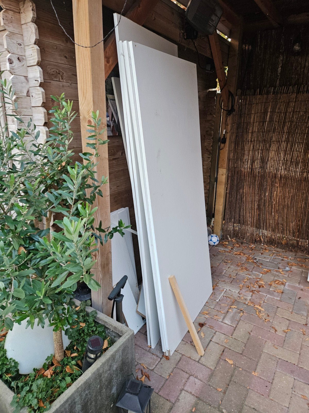 Gratis af te halen: Witte meubelpanelen en plankdragers, Ophalen, Gebruikt, Minder dan 25 mm, 200 tot 250 cm