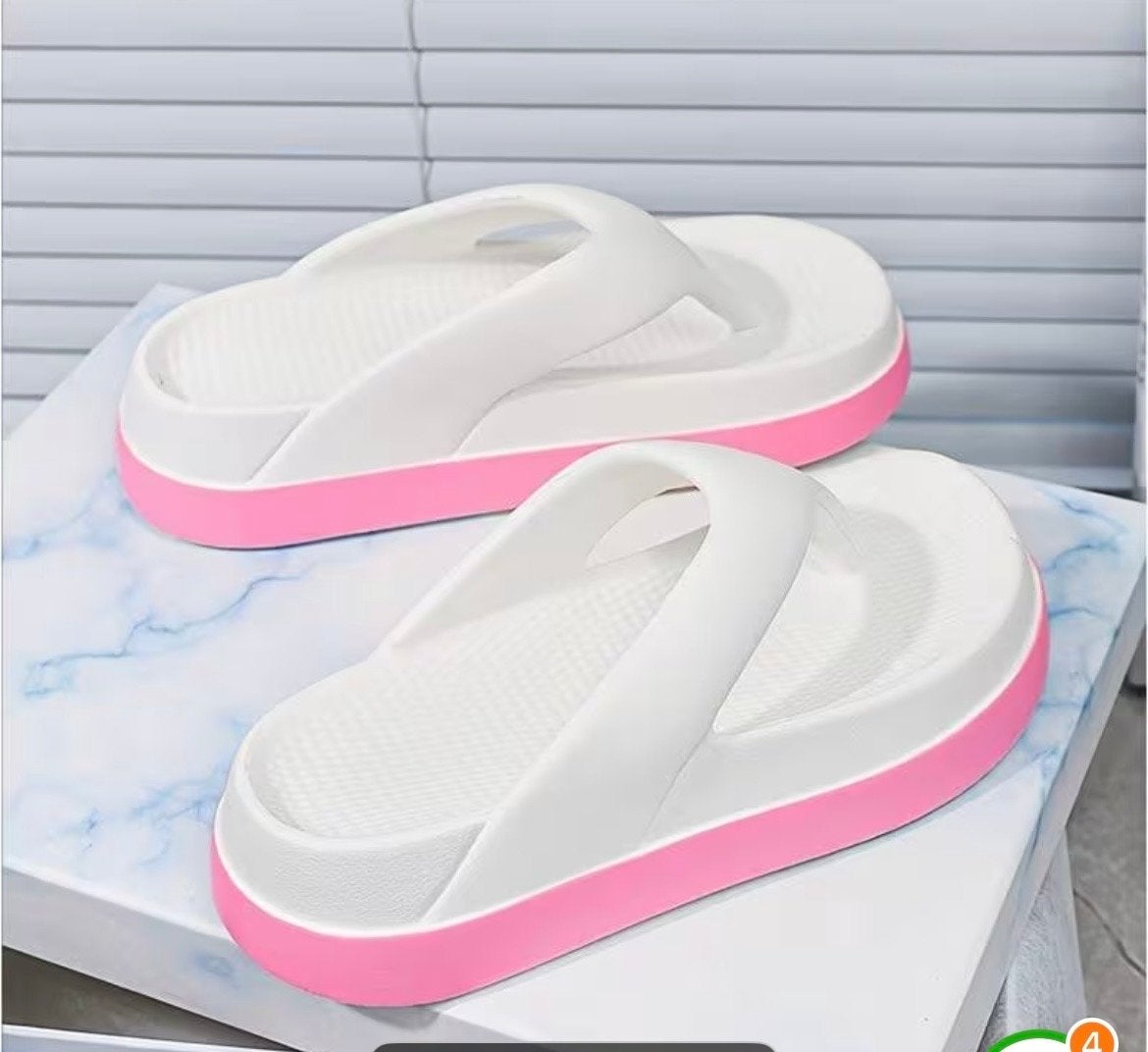 Comfortabele witte slippers met roze zool maat 36, Ophalen, Nieuw, Wit, Slippers